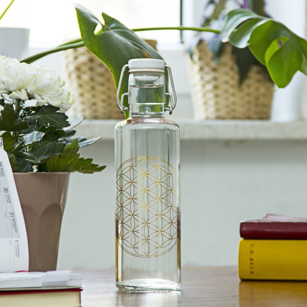 SOULBOTTLE 0.6L Nachhaltige Trinkflasche aus Glas mit Golddruck Lebensblume