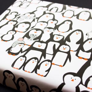 Bow & Hummingbird ökologisches Recycling Geschenkpapier Weihnachtsgeschenkpapier Pinguinparade