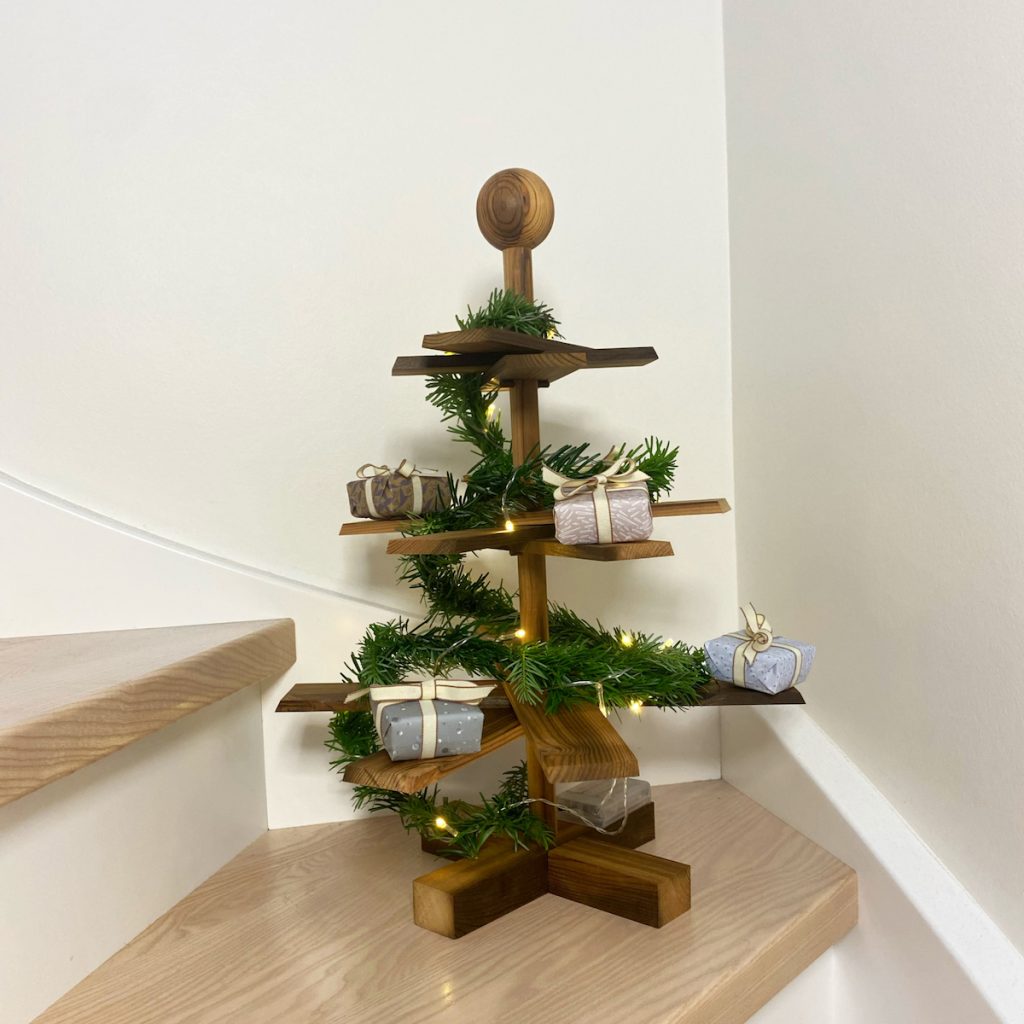 habitree-skandinavischer-tisch-weihnachtsbaum-aus-holz-kebony-character-wood