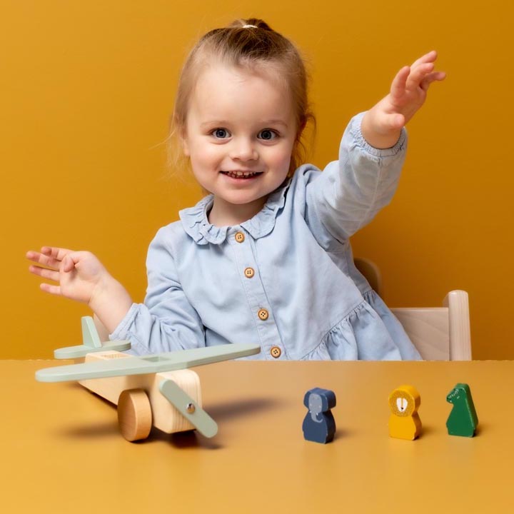 Trixie Holzflugzeug mit Elefant, Löwe und Krokodil – nachhaltiges Spielzeug aus FSC-Holz im minimalistischen Design, ideal für fantasievolle Abenteuer.