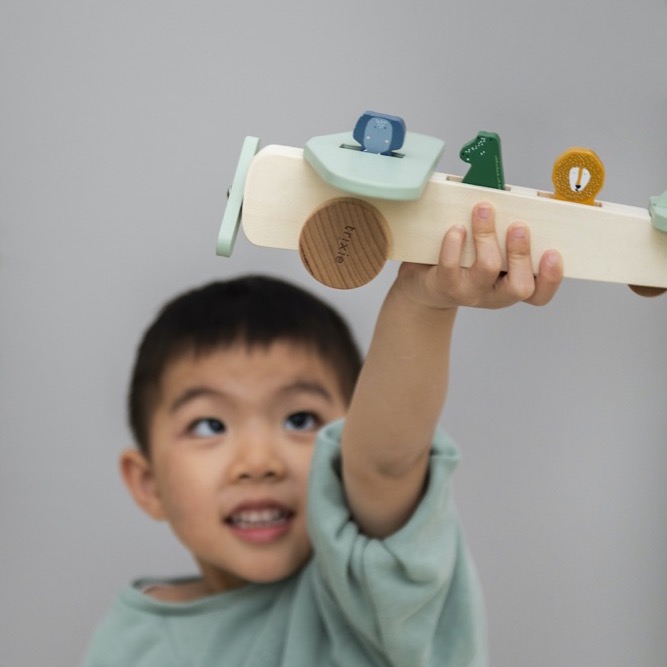 Trixie Holzflugzeug mit Elefant, Löwe und Krokodil – nachhaltiges Spielzeug aus FSC-Holz im minimalistischen Design, ideal für fantasievolle Abenteuer.
