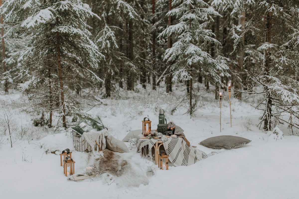 Weihnachten Geschenke Kerzen im Schnee