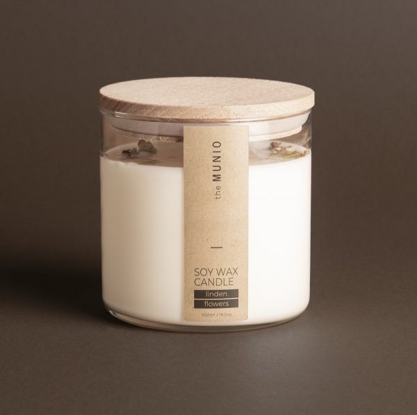 The Munio Bio-Sojawachskerze im Glas mit Holzdochten und Duft Lindenblüten