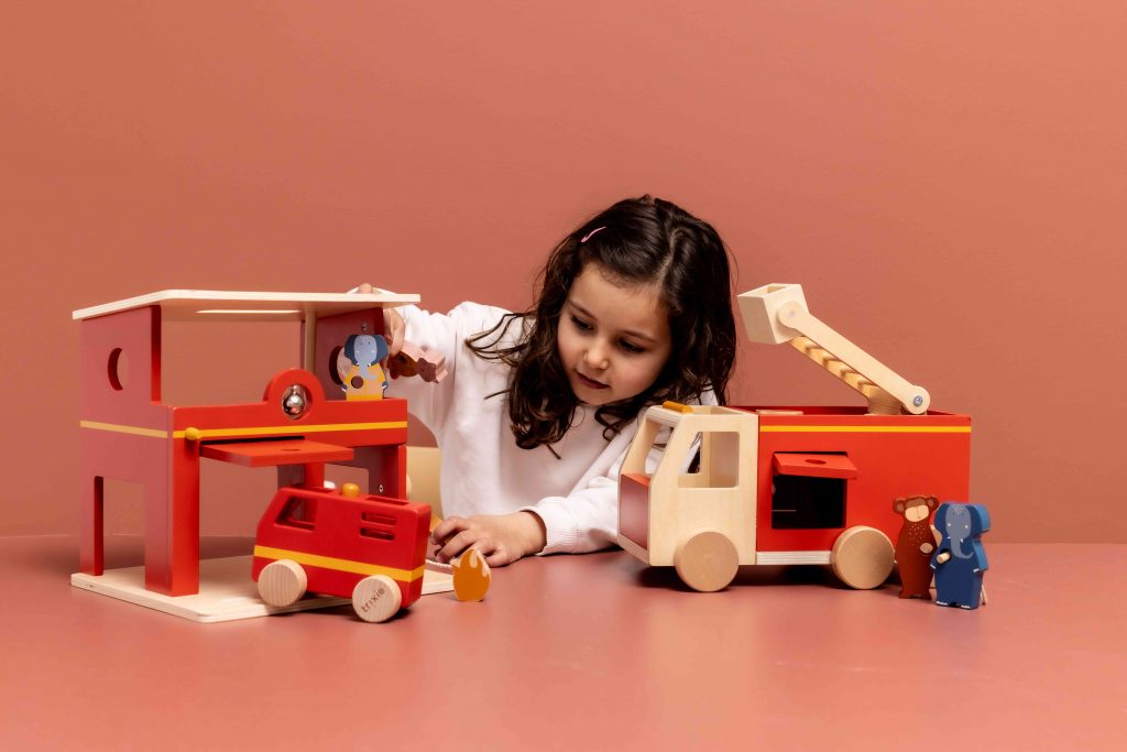Trixie Feuerwehrauto aus Holz mit Tierfiguren - Wooden Fire Truck