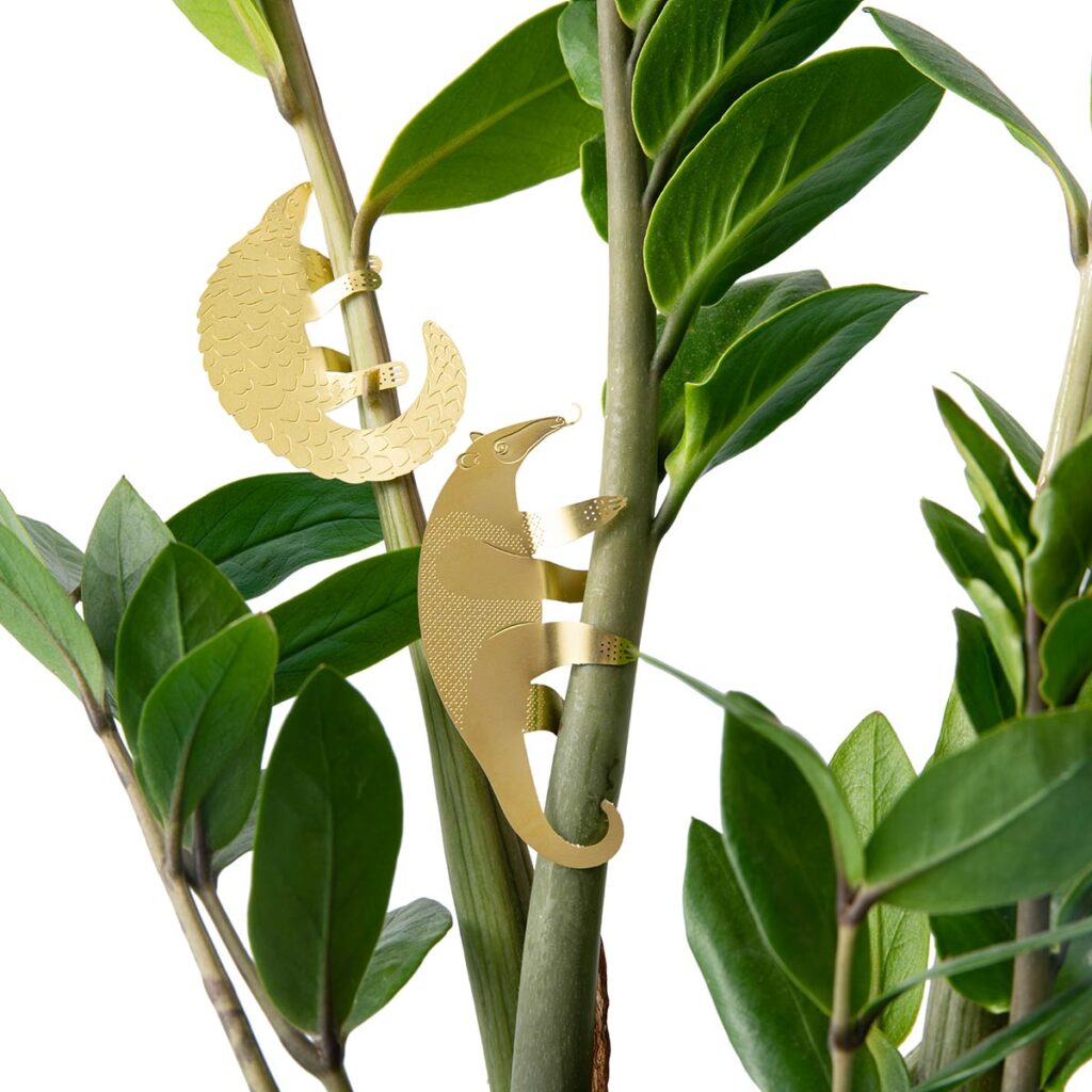 Plant Animal Ameisenbär – Pflanzendeko aus Messing auf Zimmerpflanze, verspieltes Accessoire für Urban Jungle Fans