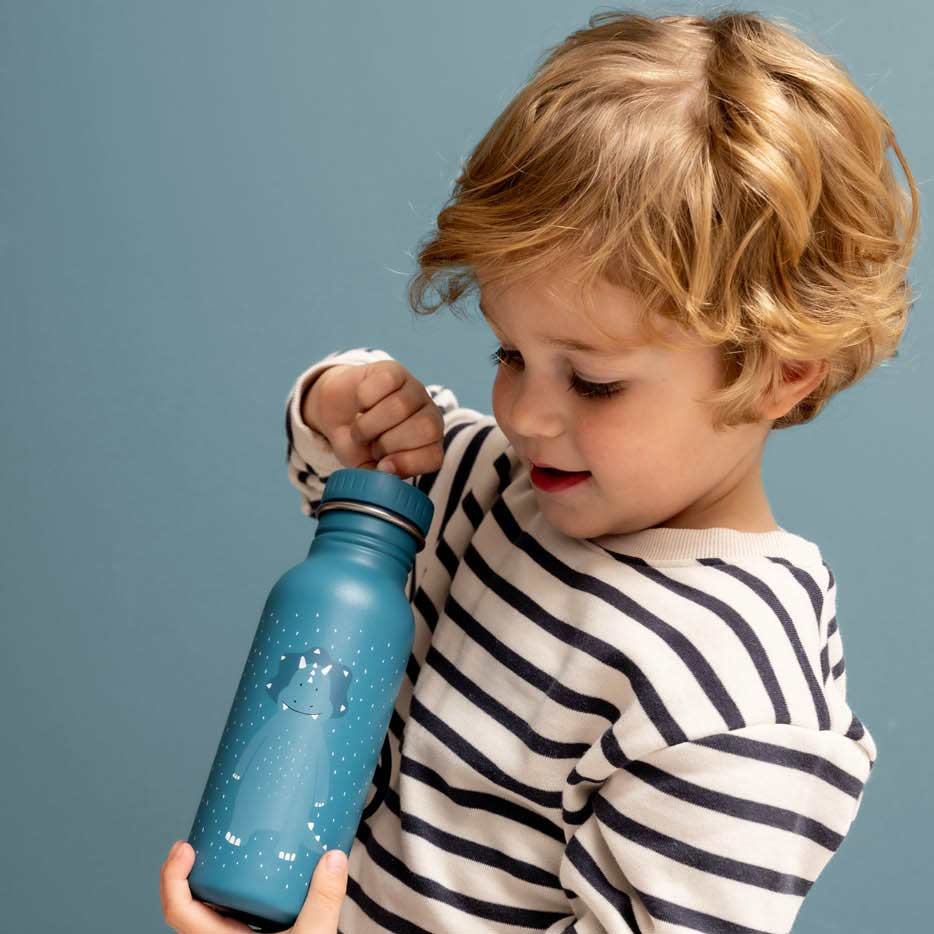 Kind hält Trixie Trinkflasche Mr. Triceratops in der Hand – ideal für unterwegs