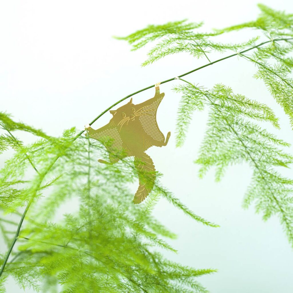 Plant Animal Flughörnchen aus Messing, eingehängt an grüner Zimmerpflanze – dekorativer Pflanzenstecker von Another Studio für Urban Jungle und Pflanzendeko