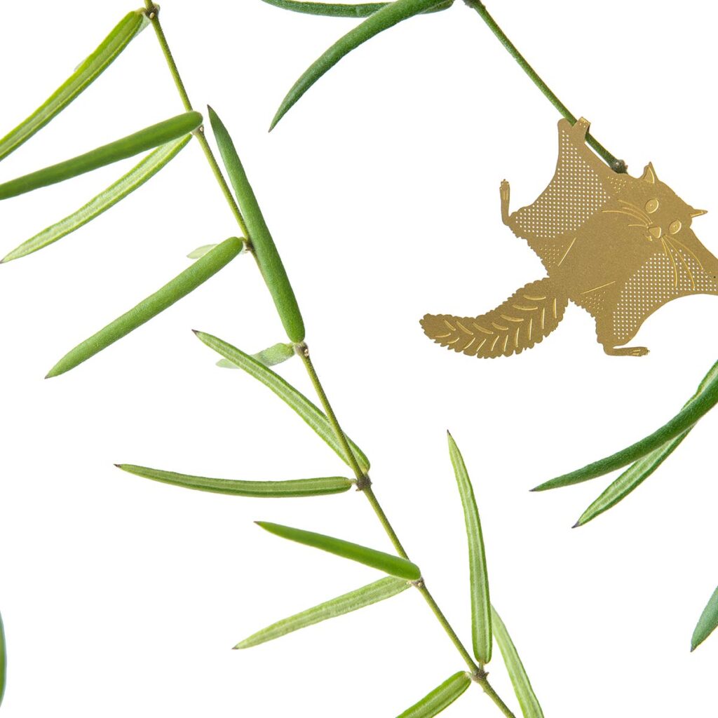 Plant Animal Flughörnchen aus Messing, eingehängt an grüner Zimmerpflanze – dekorativer Pflanzenstecker von Another Studio für Urban Jungle und Pflanzendeko