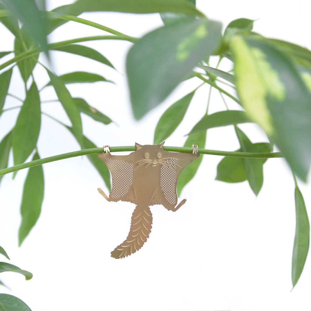 Plant Animal Flughörnchen aus Messing, eingehängt an grüner Zimmerpflanze – dekorativer Pflanzenstecker von Another Studio für Urban Jungle und Pflanzendeko