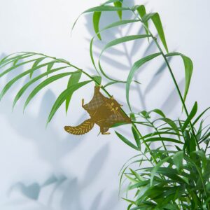 Plant Animal Flughörnchen aus Messing, eingehängt an grüner Zimmerpflanze – dekorativer Pflanzenstecker von Another Studio für Urban Jungle und Pflanzendeko