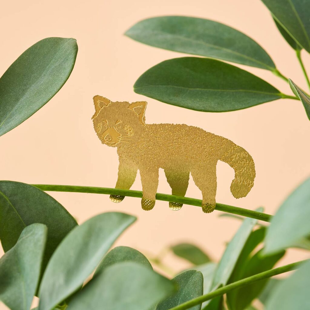 Plant Animal Roter Panda aus Messing als Pflanzenstecker – dekoratives Pflanzen-Accessoire zum Einhängen in Zimmerpflanzen, Design von Another Studio
