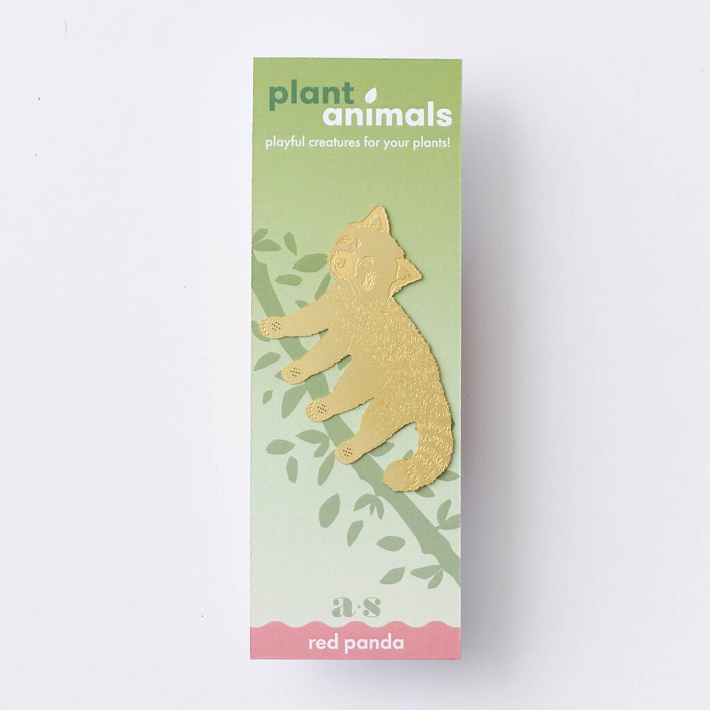 Plant Animal Roter Panda aus Messing als Pflanzenstecker – dekoratives Pflanzen-Accessoire zum Einhängen in Zimmerpflanzen, Design von Another Studio