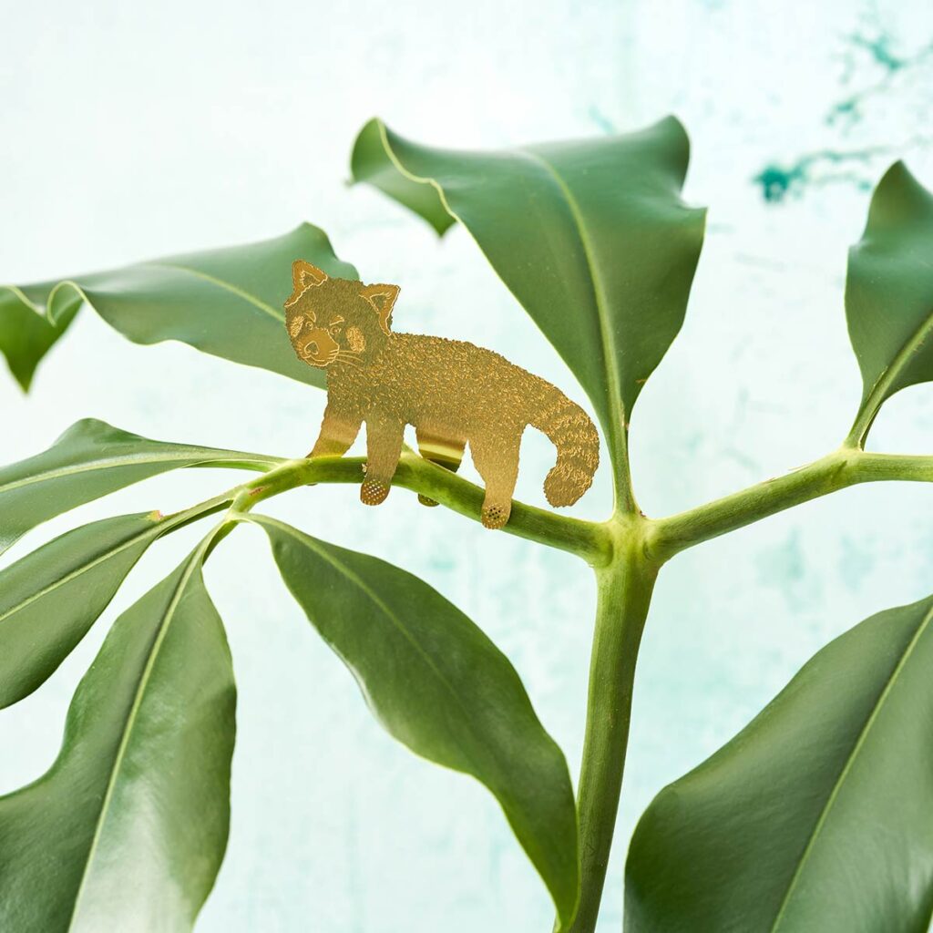 Plant Animal Roter Panda aus Messing als Pflanzenstecker – dekoratives Pflanzen-Accessoire zum Einhängen in Zimmerpflanzen, Design von Another Studio