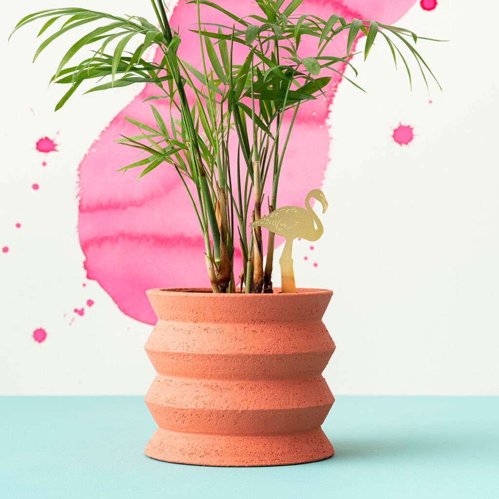 Plant Animal Flamingo – Pflanzenstecker aus Messing an Zimmerpflanze