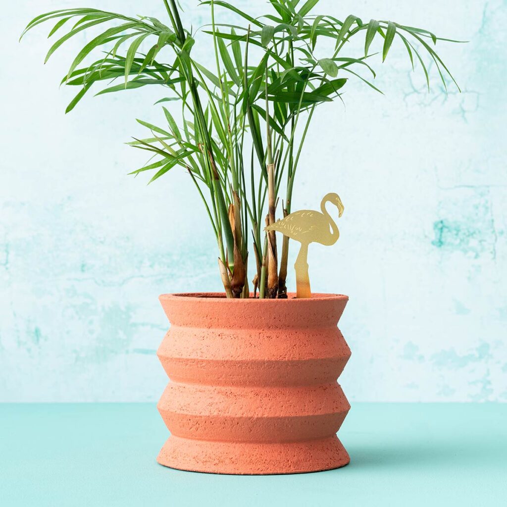 Plant Animal Flamingo – Pflanzenstecker aus Messing an Zimmerpflanze