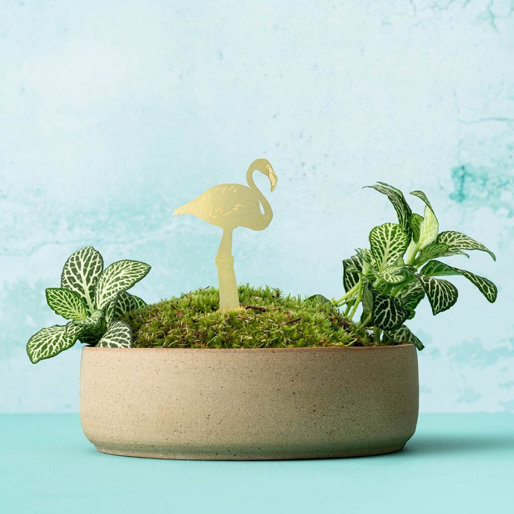 Plant Animal Flamingo – Pflanzenstecker aus Messing an Zimmerpflanze