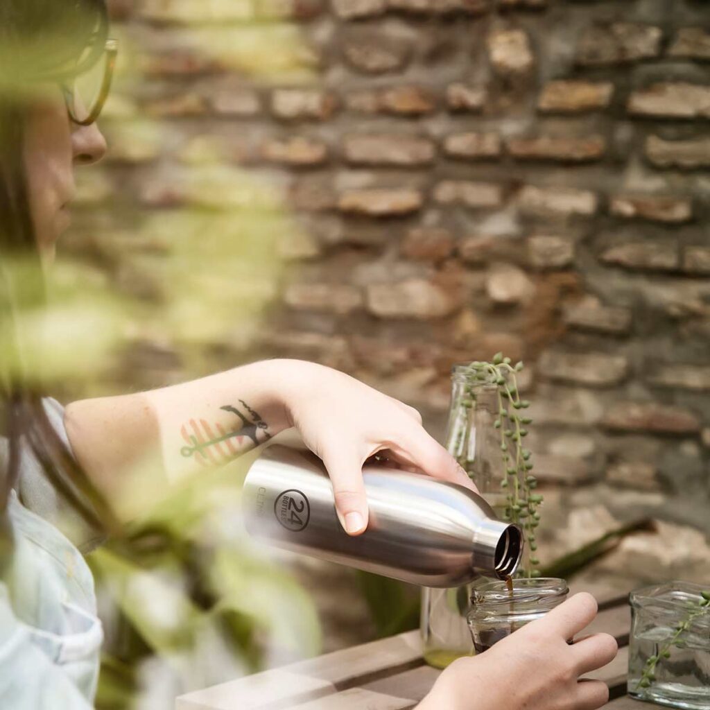 24Bottles CLIMA Isolierflasche BRUSHED STEEL – nachhaltige Thermoflasche aus Edelstahl mit gebürstetem Stahl-Finish - zeitlos und robust