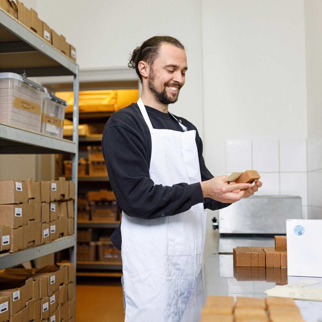 Handgemachte Produktion der Bio-Seife von NICAMA – vegane, plastikfreie Naturseife als nachhaltiges Geschenk