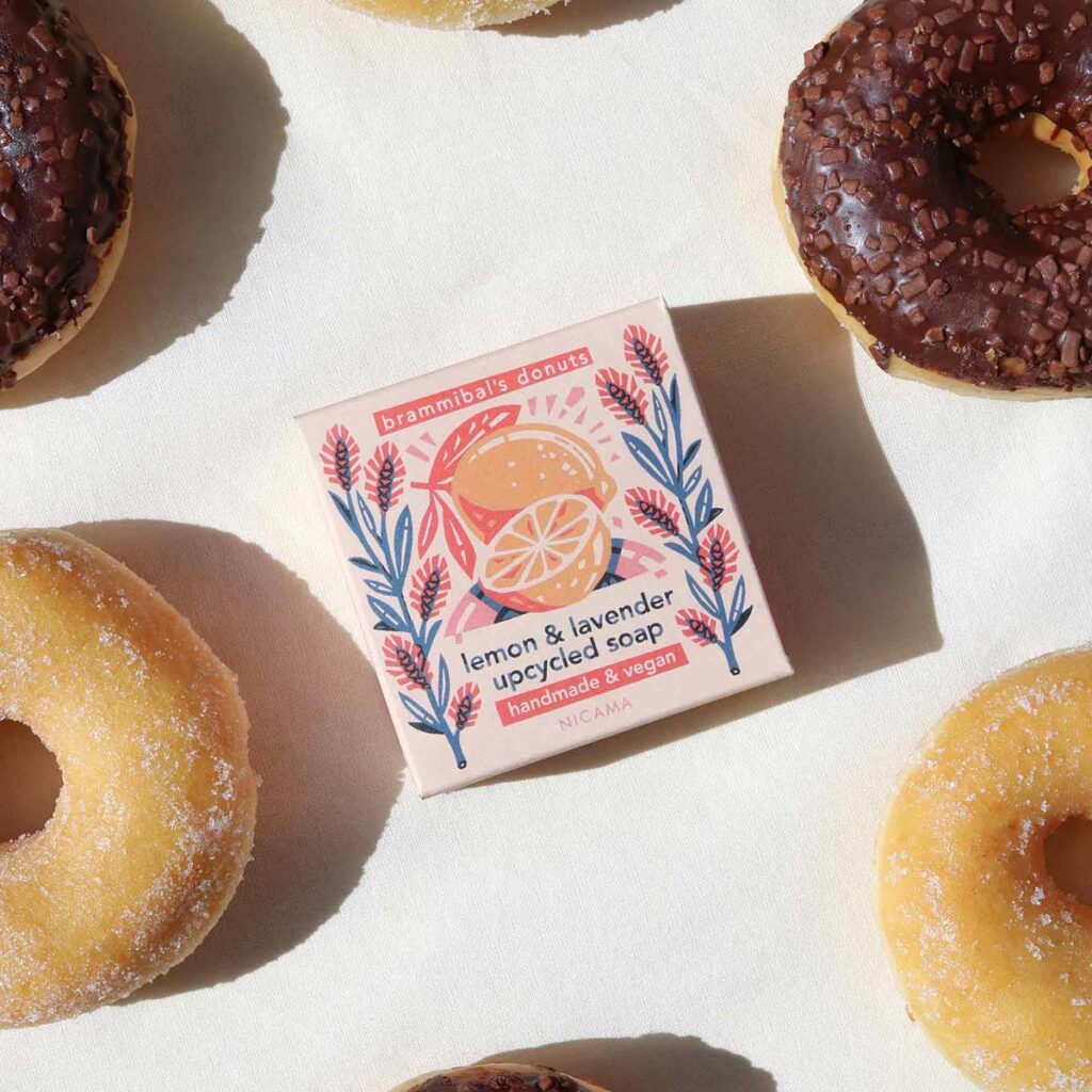 Upcycling-Seife von NICAMA mit Rapsöl von Brammibal’s Donuts – Zitrone & Lavendel - vegan, plastikfrei und ein tolles, nachhaltiges Geschenk für Donutsfans!