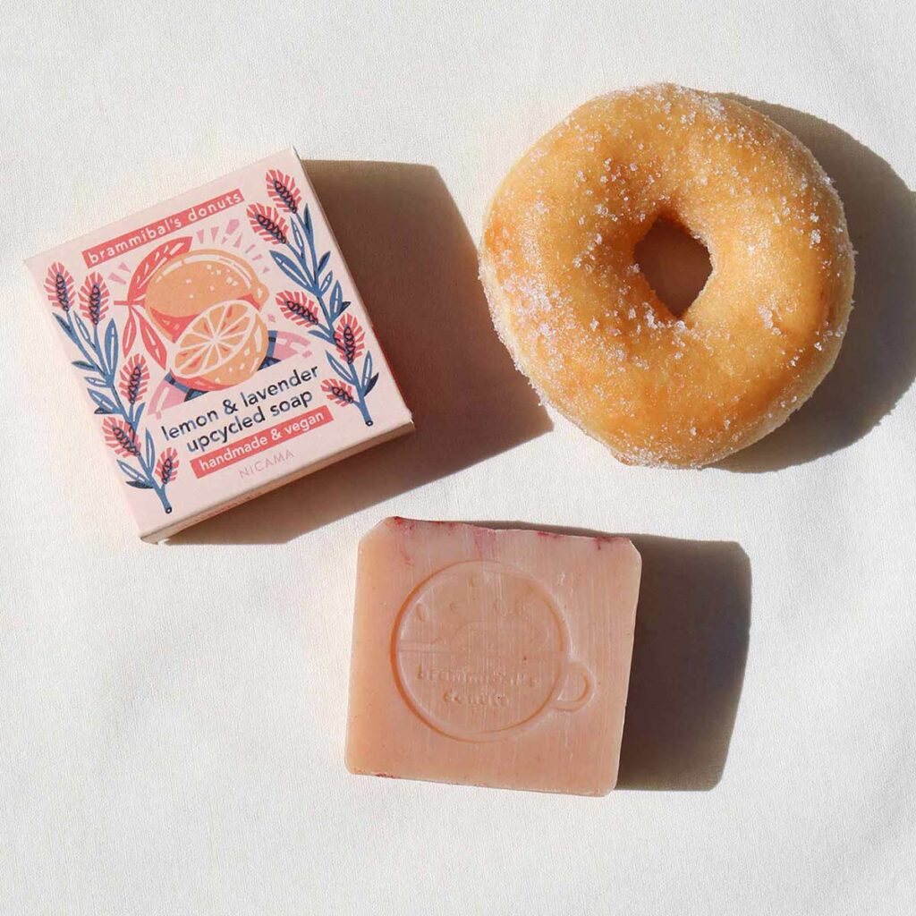 Upcycling-Seife von NICAMA mit Rapsöl von Brammibal’s Donuts – Zitrone & Lavendel - vegan, plastikfrei und ein tolles, nachhaltiges Geschenk für Donutsfans!