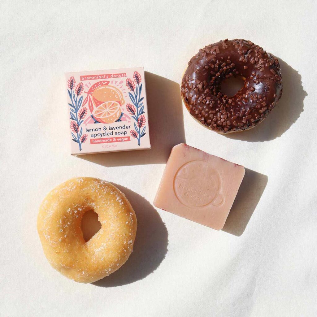 Upcycling-Seife von NICAMA mit Rapsöl von Brammibal’s Donuts – Zitrone & Lavendel - vegan, plastikfrei und ein tolles, nachhaltiges Geschenk für Donutsfans!
