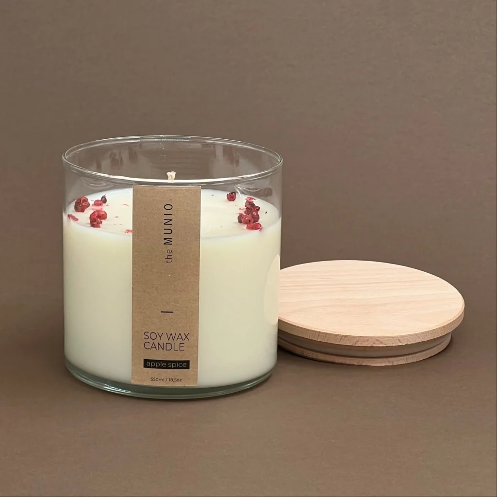 The Munio vegane Duft Sojawachskerze im Glas mit Holdochten - Apple Spice
